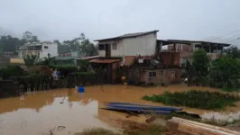 Uma subida da maré causou inundações no bairro do Bracuí