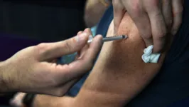 Usar vacinas que sejam mais eficientes contra as cepas em circulação parece ser uma opção mais viável no combate ao vírus