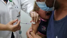 Maythe, 2, recebe a vacina Pfizer baby contra a Covid-19 na UBS Cambuci, região central de são Paulo
