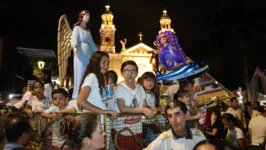 O ponto de partida do traslado foi a Basílica de Nazaré, onde uma multidão de fiéis já estava aguardando.