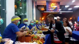Igreja Assembleia de Deus distribuindo alimentos ao romeiros