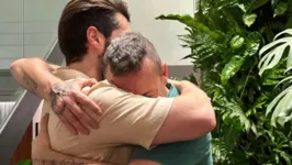 Alok compartilha abraço com o pai