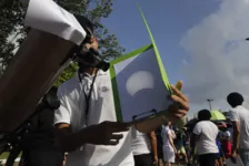Imagem ilustrativa da notícia Eclipse solar atrai crianças e adultos ao Planetário