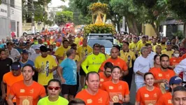 Corredores fazem homenagem para Nossa Senhora de Nazaré.