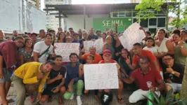 Moradores utilizaram cartazes para mostrar seu protesto contra o lixão clandestino