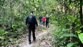 Policiais fizeram buscas em área de difícil acesso