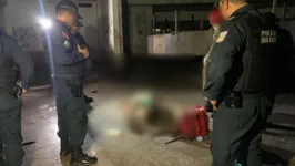 Os policiais militares encontraram a vítima ensanguentado e com as mãos amarradas.