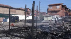 Ainda pela manhã era possível ver fumaça no local.