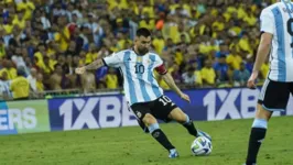 Messi em ação na Seleção Argentina contra o Brasil