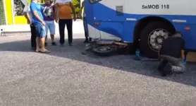 Moto fica embaixo de ônibus após acidente