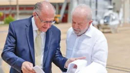 O vice-presidente, Geraldo Alckmin, e o presidente Luiz Inácio Lula da Silva, em conversa na Base Aérea de Brasília