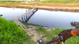 Ponte de madeira foi improvisada no meio do Lago do Maicá, em Santarém.