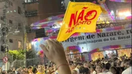O surgimento das bandeiras antiaborto começou durante a Trasladação, no sábado, em Belém.