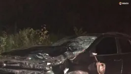O carro dos jovens ficou no local do acidente.