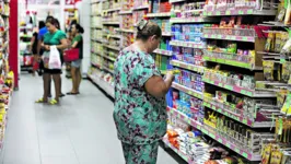 Consumidores ainda veem com cautela a redução de preços dos produtos para o dia a dia