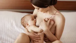 Mãe amamentando o filho