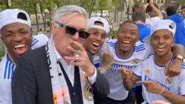 Carlo Ancelotti festeja título da Champions League (2021/22) ao lado de brasileiros do Real Madrid.