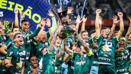 Momento em que os jogadores do Palmeiras erguem a taça de campeão brasileiro de 2023.