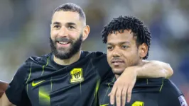 Benzema e Romarinho comemoram gol pelo Al-Ittihad.