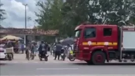 O Corpo de Bombeiros esteve no local para controlar as chamas.