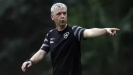 Tiago Nunes estreia no comando do Botafogo com a missão de manter as chances de título no Brasileirão.