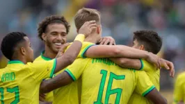 Jogadores do Brasil comemoram um dos gols da vitória tranquila sobre Honduras, no torneio de futebol do Pan de Santiago.