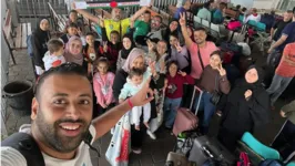 Selfie de Hasan Rabee com o grupo de brasileiros instantes antes de concretizarem a saída de Gaza.