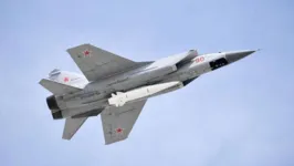 Caças MiG-31 sobrevoam espaço aéreo neutro sobre o Mar Negro com mísseis supersônicos