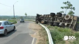 Caminhão tombou na ponte na madrugada deste sábado (28)