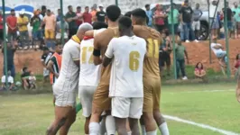 Jogadores do Canaã comemoram um dos gols da virada sobre o Parauapebas.