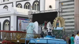 Carros de promessa vão ficar durante todo o dia em frente a Basílica.