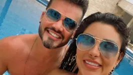 Fábio Gontijo e Jenny Miranda na piscina do hotel.