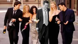 Perry em preto e branco com os protagonistas de Friends