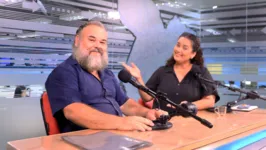 Márcio Neco e a jornalista Haynna Hálex no estúdio da RBA TV após a gravação do podcast.