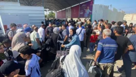 O grupo foi levado em ônibus para a o posto de fronteira de Rafah, onde está desde o começo da manhã (madrugada no Brasil) sendo processado para sair