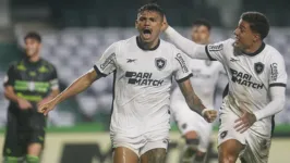 Tiquinho Soares comemora gol marcado aos 52 minutos do segundo tempo contra o Coritiba, que empataria aos 54