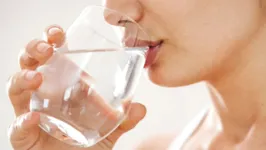 A água é uma das melhores bebidas para hidratar e melhorar a imunidade.
