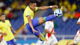O atacante Vitor Roque é uma das estrelas da Seleção Pré-Olímpica do Brasil.