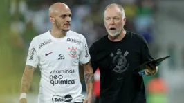 Mano Menezes passa orientações para o lateral Fábio Santos, na partida contra o Cuiabá, na última quarta-feira (25).