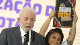 O presidente usou para assinar a sanção uma caneta com o símbolo de xangô, orixá que representa a justiça, que foi dada pela deputada Dandara (PT-MG).