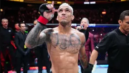 Charles do Bronx comemora vitória no UFC 289, que o colocou em condições de desafiar o campeão dos leves.