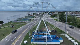 Uma roda gigante está sendo montada para a programação de Natal do portal da Amazônia.