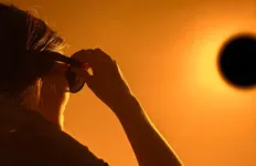 Imagem ilustrativa da notícia Observar eclipse solar sem proteção pode gerar riscos
