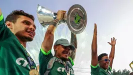 Raphael Veigam, Gustavo Gómez e Endrick festejam o título do Brasileirão 2023 em frente à Academia de Futebol.