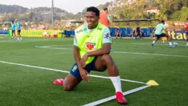 Endrick aquece antes de treino da Seleção Brasileira na Granja Comary, em Teresópolis (RJ).