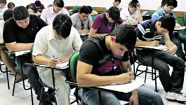 Estudantes realizando a prova do Enem