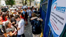 Estudantes em frente ao colégio para realizar a prova do enem