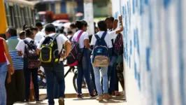 Menos de 50% dos alunos conseguiram nível mínimo de aprendizado em matemática e ciências.