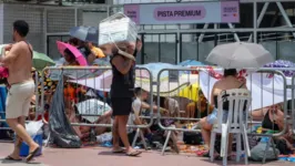 Fãs esperando a abertura de portões para o show da Taylor Swift.