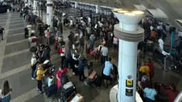 Tempo de espera e calor foram algumas das principais reclamações dos passageiros no Aeroporto de Belém na manhã deste feriado